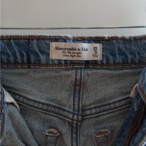 Women’s Abercrombie ‘90s Straight Ultra High Rise jeans.